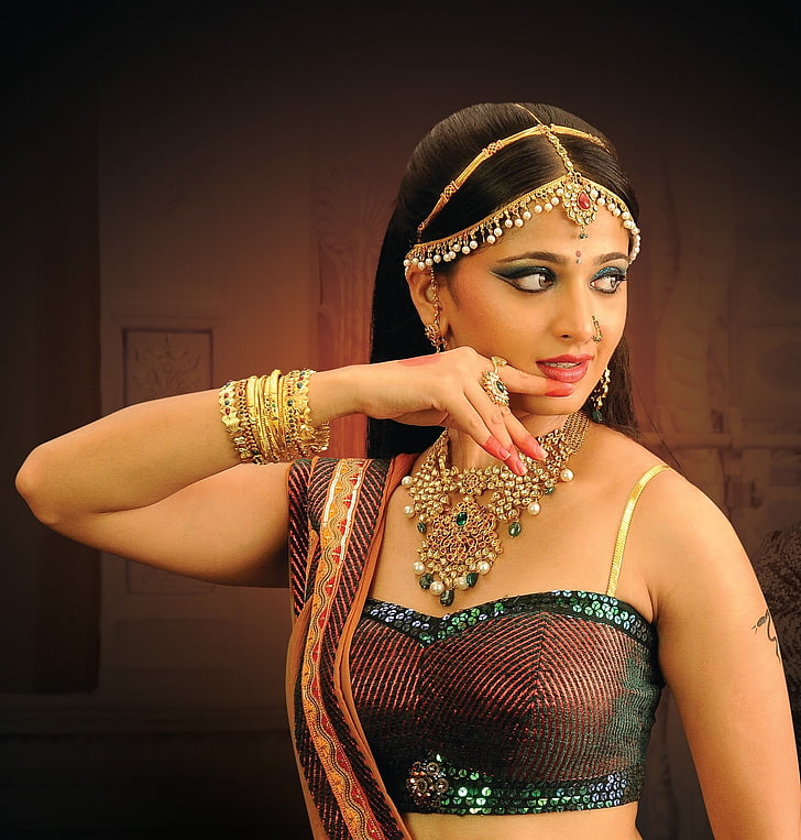 Anushka Shetty In Saree, top corto rojo y negro para mujer, celebridades femeninas, Anushka Shetty, bollywood, actriz, Fondo de pantalla HD, fondo de pantalla de teléfono