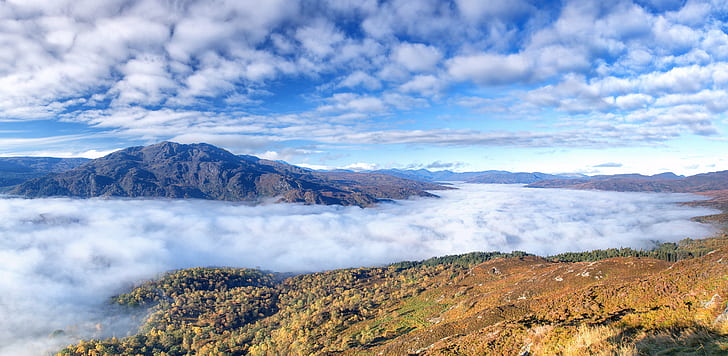 zielona góra otoczona mgłami pod zachmurzonym niebem, Trossachs, inwersja temperatury, zielona góra, mgły, pochmurno, niebo, Szkocja, Ben Venue, Loch Katrine, Ben A'an, jesień, góra, natura, sceneria, krajobraz, szczyt górski, na zewnątrz , chmura - niebo, podróże, błękit, las, Tapety HD