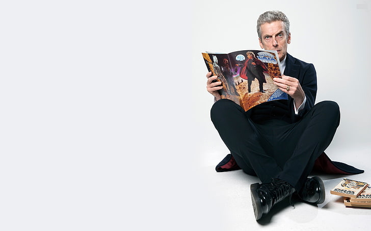 фотография мужчины в черном пиджаке и классических брюках с журналом «Доктор Кто», «Доктор», Питер Капальди, HD обои