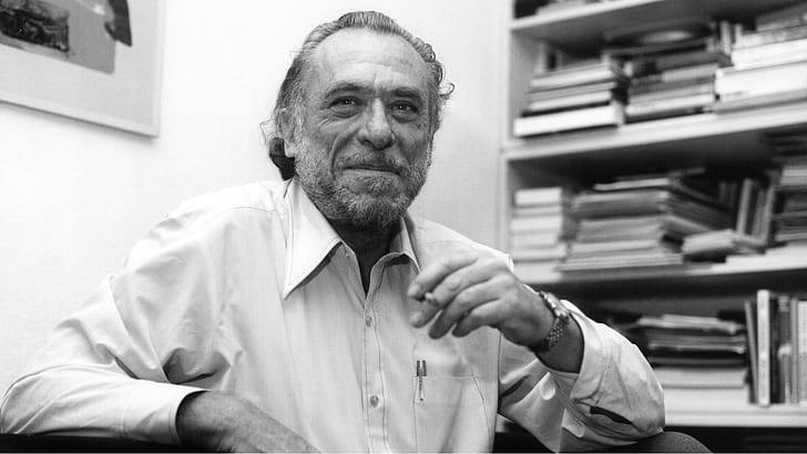 pria, penulis, Charles Bukowski, janggut, tersenyum, kemeja, rokok, buku, rak, monokrom, Wallpaper HD