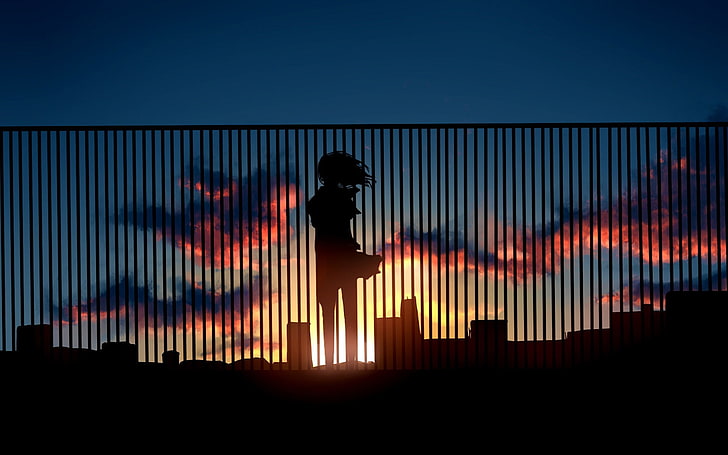 silhouette de femme debout, silhouette de femme près de clôture, paysage, coucher de soleil, filles anime, ville, soleil, ciel, nuages, lumière du soleil, clôture, silhouette, Fond d'écran HD