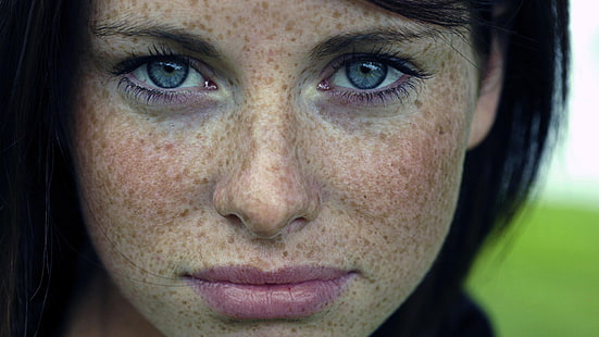 kvinnors ansikte, fräknar, blå ögon, ansikte, närbild, ögon, kvinnor, brunett, HD tapet HD wallpaper