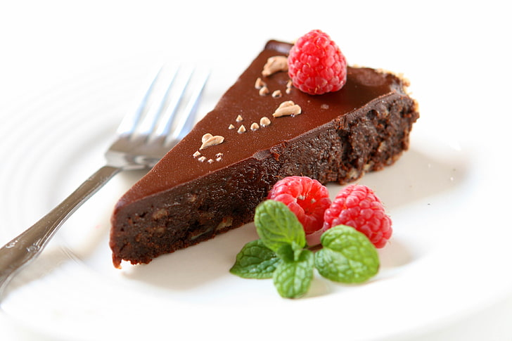 chocolate cake, cake, chocolate, piece, cut, raspberry, leaves, male, white background, HD wallpaper