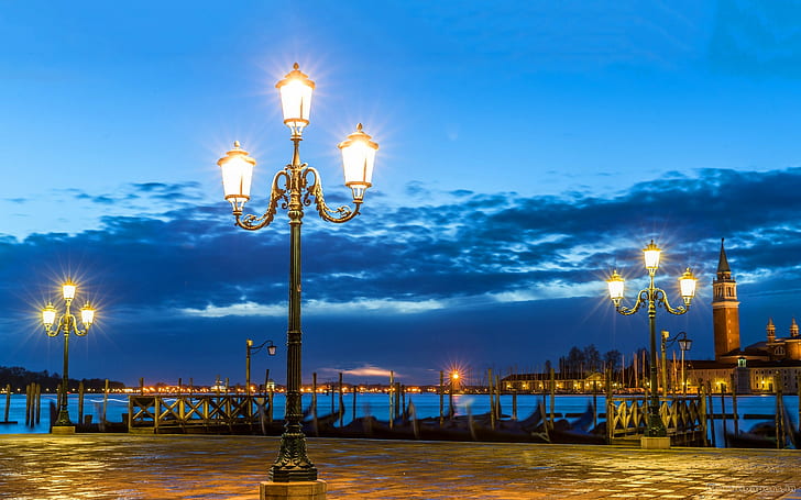 Venice Romantic Scene Evening Shore Promenade Lit Street Lamps Mar Gôndolas ancoradas Sky Clouds Hd Wallpaper 1920 × 1200, HD papel de parede