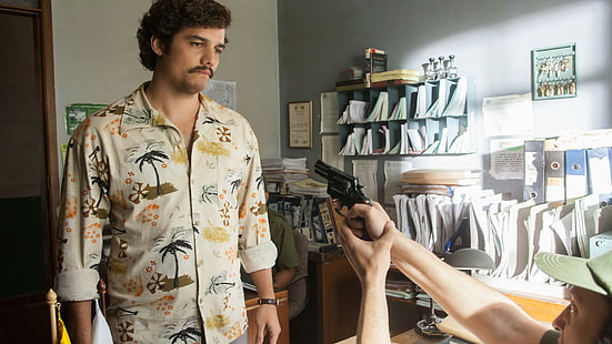 pria yang berdiri di depan pria yang duduk memegang revolver, Narcos, Serial TV, Wagner Moura, Pablo Escobar, Raúl Méndez, Wallpaper HD HD wallpaper