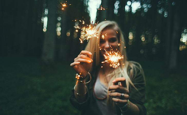 Happy New Year 2016, women's gray cardigans, Holidays, New Year, Girl, People, Happy, Woman, Fireworks, Party, Forest, Young, Blonde, Merry, Outdoors, Glow, Celebration, smiling, person, Joyful, sparkle, pyrotechnics, sparklers, cheerful, HD wallpaper