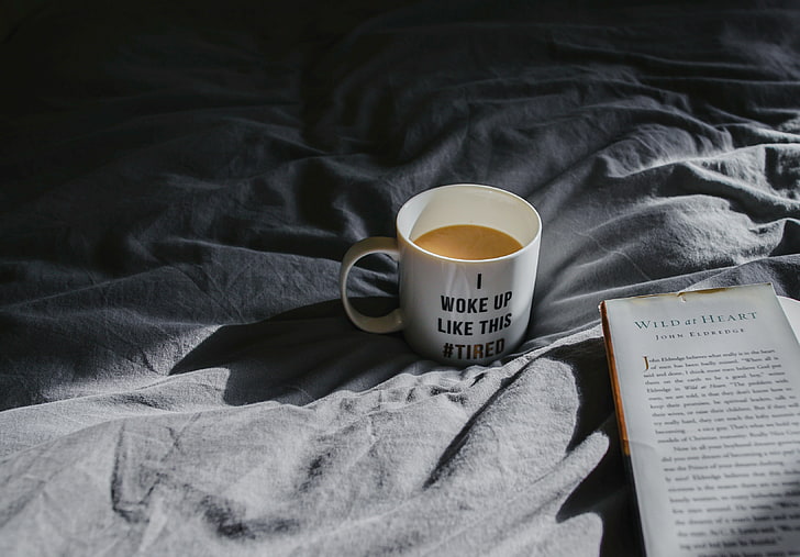tazza da caffè in ceramica bianca, tazza, caffè, libro, mattina, Sfondo HD