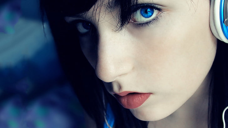 Foto de cerca de la cara de una mujer, mujeres, auriculares, ojos azules, modelo, cara, retrato, Fondo de pantalla HD