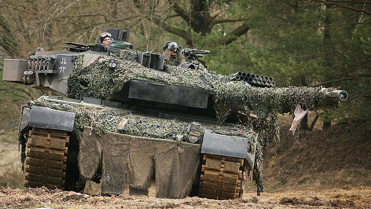 tank militer ditutupi dengan jaring kamuflase hijau dengan tentara di dalamnya, Leopard 2, MBT, tank, Jerman, kendaraan militer, Bundeswehr, camo, lapangan, Wallpaper HD