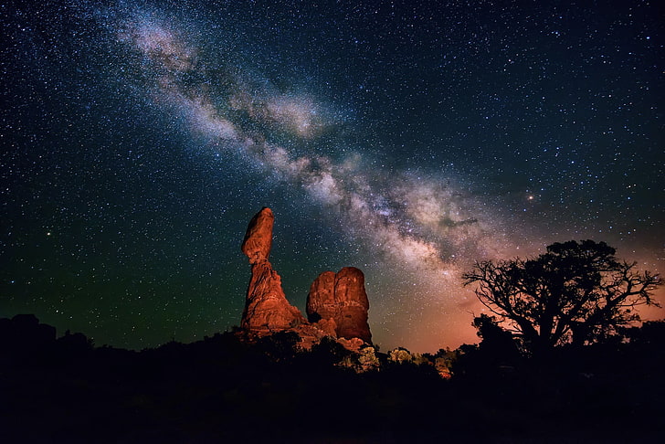 коричневые скалы, Млечный путь, космос, ночь, скалы, деревья, природа, звёзды, небо, HD обои