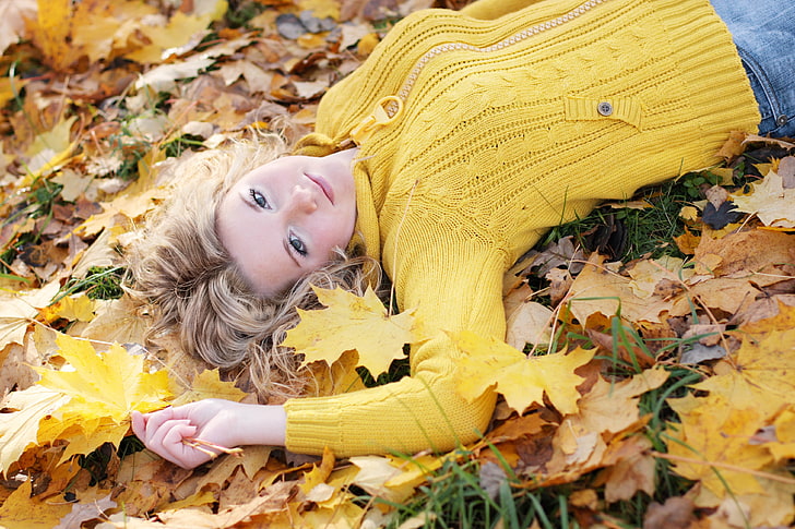 дамски жълт пуловер, момиче, есен, блондинка, сини очи, пуловер, листа, HD тапет