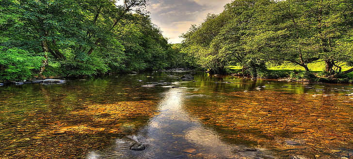 Landschaft Crystal Clear River Riverbed Betrug und Kies Küste mit grünen Weiden Desktop-Hintergrund Hd Resolution 5200 × 2350, HD-Hintergrundbild