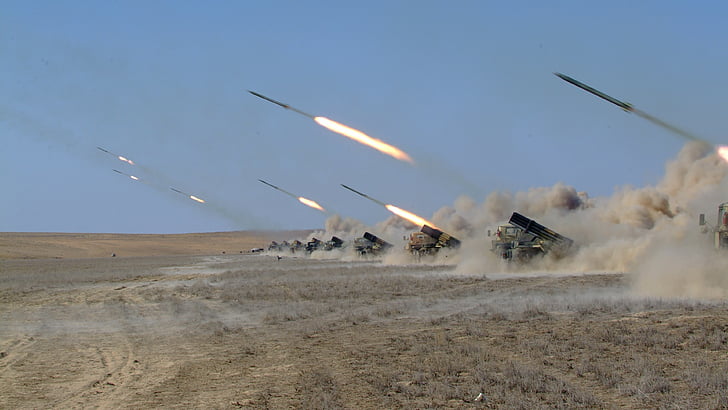 Naiza, MRL, Mehrfachraketenwerfer, Artillerie, kasachische Streitkräfte, Wüste, Schusswechsel, HD-Hintergrundbild