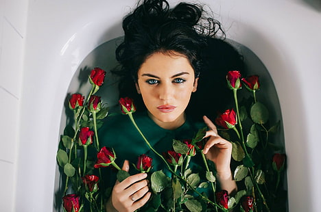 красные розы, Aurela Skandaj, женщины, модель, лицо, голубые глаза, ванна, роза, брюнетка, длинные волосы, ванна, вода, мокрые, мокрые волосы, мокрая одежда, смотрит на зрителя, HD обои HD wallpaper