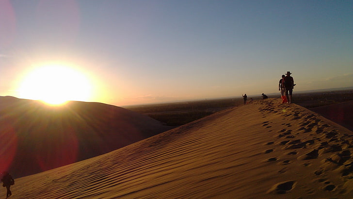 giroletto in legno marrone con materasso, deserto, tramonto, Sfondo HD