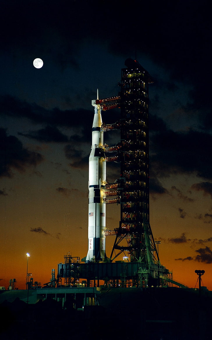 белый и черный космический ракетный корабль, Saturn V, ракета, стартовые площадки, НАСА, Аполлон, отсканированное изображение, портретная экспозиция, ночь, HD обои, телефон обои