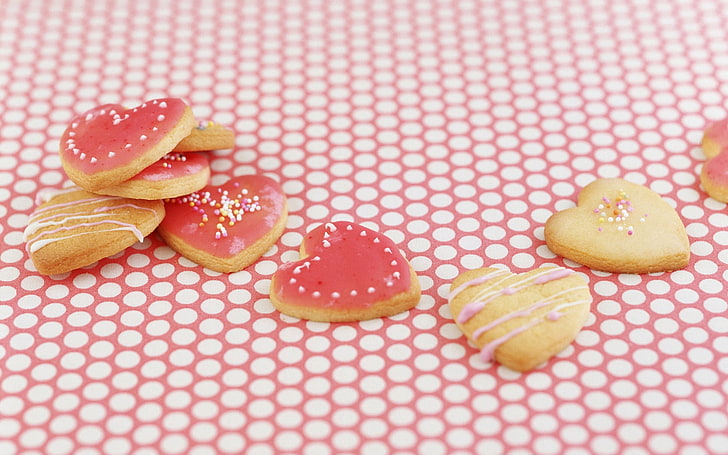 several heart-shaped cookies, cookies, batch, hearts, glaze, cloth, HD wallpaper
