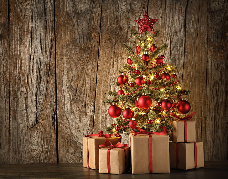 grüner und roter Weihnachtsbaum, Kugeln, Dekoration, Vorstand, Baum, neues Jahr, Weihnachten, Geschenke, Holz, frohe Weihnachten, Weihnachtsbaum, Weihnachten, HD-Hintergrundbild