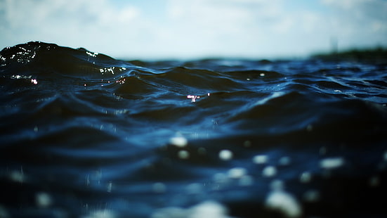 fotografia de close-up da água, corpo de água, água, mar, ondas, paisagem, fotografia, turva, profundidade de campo, azul escuro, nuvens, céu, natureza, HD papel de parede HD wallpaper