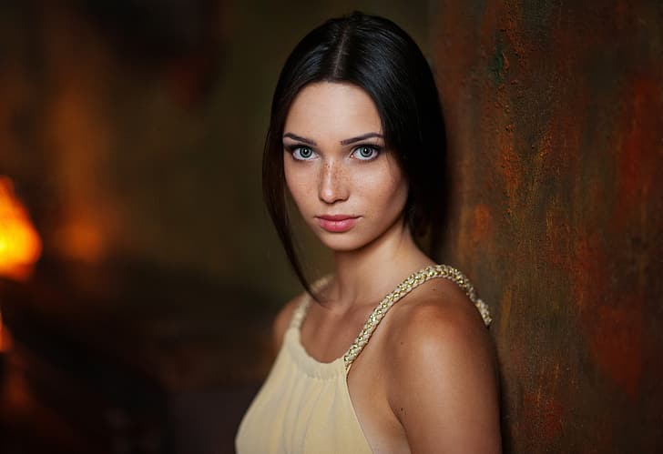 Maxim Maximov, femmes, Mariya Volokh, cheveux noirs, yeux bleus, regardant spectateur, taches de rousseur, portrait, Fond d'écran HD