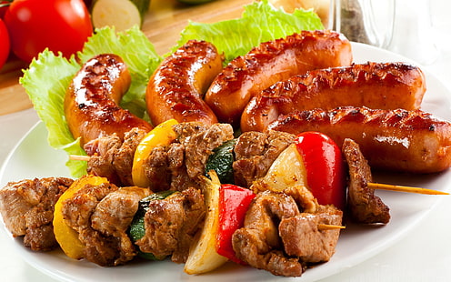saucisses cuites et brochettes de viande, brochettes, saucisses, frites, viande, légumes, Fond d'écran HD HD wallpaper