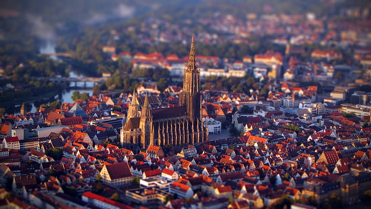 fotografia tilt shift przedstawiająca pejzaż miejski, brązowa katedra, Ulm Minster, Niemcy, architektura gotycka, architektura, tilt shift, miasto, pejzaż miejski, rzeka, kościół, Tapety HD