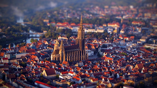 fotografia tilt shift przedstawiająca pejzaż miejski, brązowa katedra, Ulm Minster, Niemcy, architektura gotycka, architektura, tilt shift, miasto, pejzaż miejski, rzeka, kościół, Tapety HD HD wallpaper