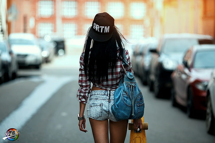 jalan, kembali, skateboard, celana pendek jean, wanita, model, Wallpaper HD