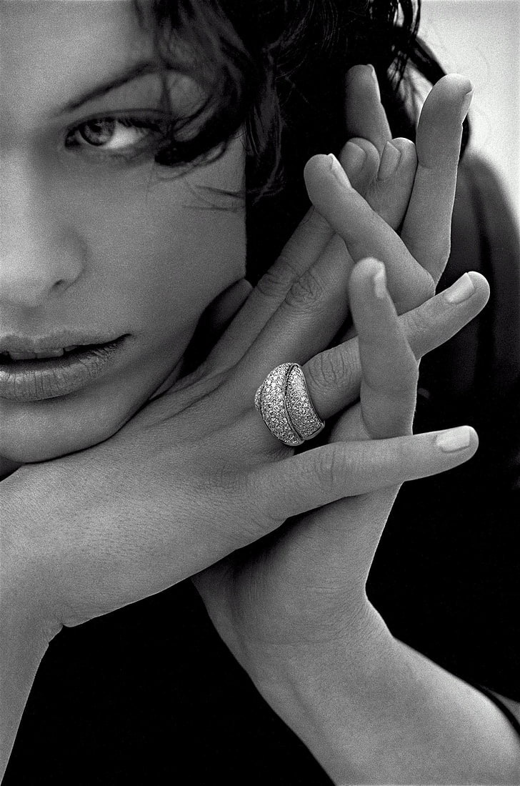 Milla Jovovich, modelka, aktorka, kobiety, monochromatyczna, odwracająca wzrok, Tapety HD, tapety na telefon