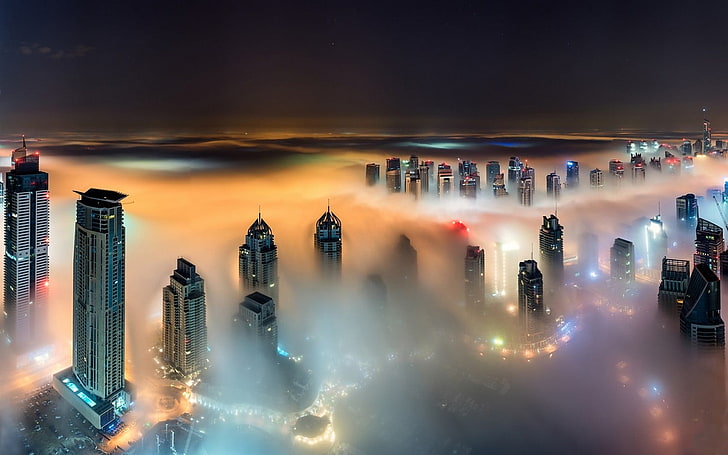 сива градска сграда, покрита с мъгли илюстрация тапет, фотография от птичи поглед на град, небостъргач, градски пейзаж, мъгла, Дубай, Обединени арабски емирства, нощ, градски, светлини, архитектура, пейзаж, сграда, HD тапет