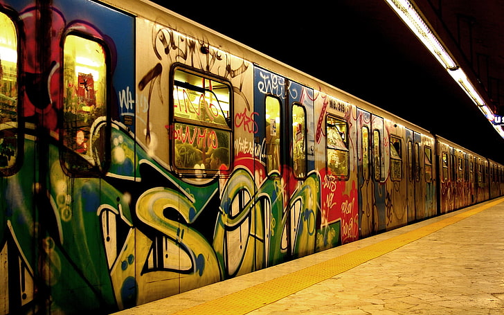 поезд с уличным граффити, поезд, граффити, вокзал, транспортное средство, HD обои
