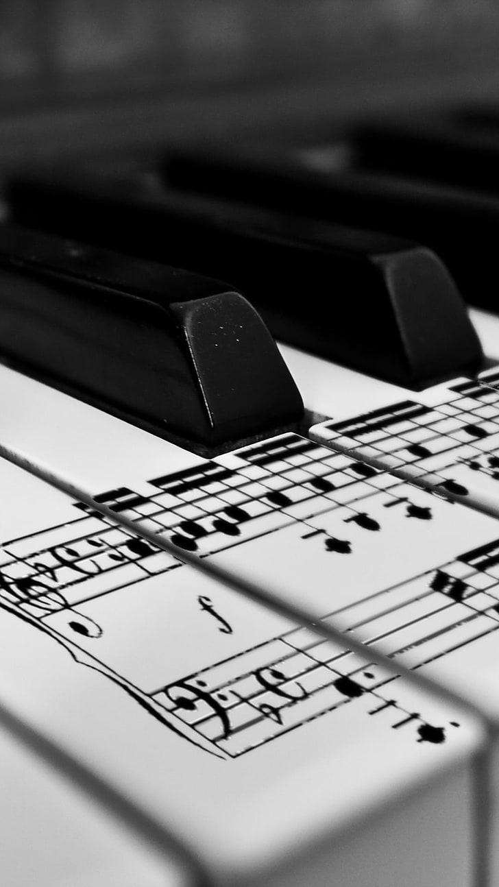 Клавиатура и ноти за пиано, черно-бяла клавиатура с печат на музикални ноти, музика,, пиано, HD тапет, тапет за телефон