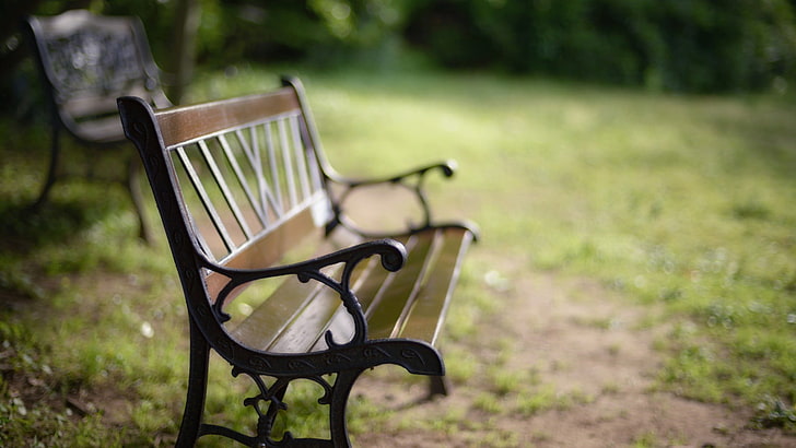 brązowe drewniane krzesło w ramce z czarnego metalu, ławka, głębia ostrości, na zewnątrz, park, Tapety HD