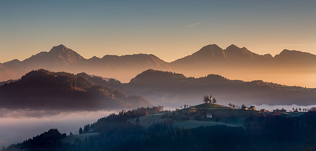 Haus auf Berg, Natur, Landschaft, Nebel, Berge, Dorf, Wald, Fall, Slowenien, HD-Hintergrundbild HD wallpaper