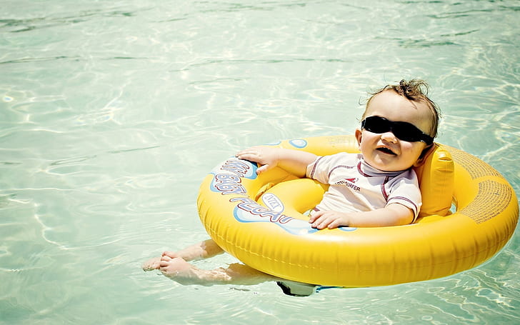 Funny Babe Boy, piscina, niño gracioso, gafas de sol, Fondo de pantalla HD