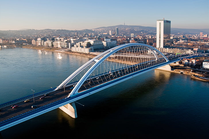 arquitectura, moderno, edificio, paisaje urbano, rascacielos, ciudad, Bratislava, Eslovaquia, vista panorámica, puente, río, Donau, coche, Fondo de pantalla HD