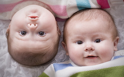 かわいい双子の赤ちゃん、2つの赤ちゃんの色とりどりのシャツ、赤ちゃん、男の子、 HDデスクトップの壁紙 HD wallpaper