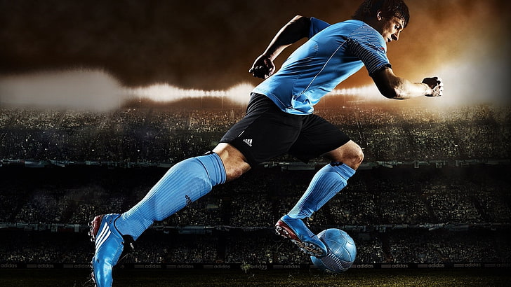 мъжки сини футболни фланелки, играч, футболни обувки, топка, трибуна, бягане, HD тапет