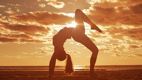 flicka gör yoga silhuettfoto, silhuettfotografering av kvinna som gör yoga under solnedgången, kvinnor, solljus, stretching, yoga, hästsvans, välvd rygg, barfota, moln, kvinnor utomhus, strand, solnedgång, ben, HD tapet HD wallpaper