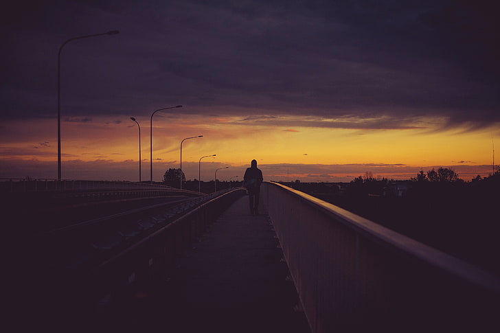 човек се разхожда близо до пътното платно под облачно небе по време на златен час, мост, човек, нощ, уединение, HD тапет