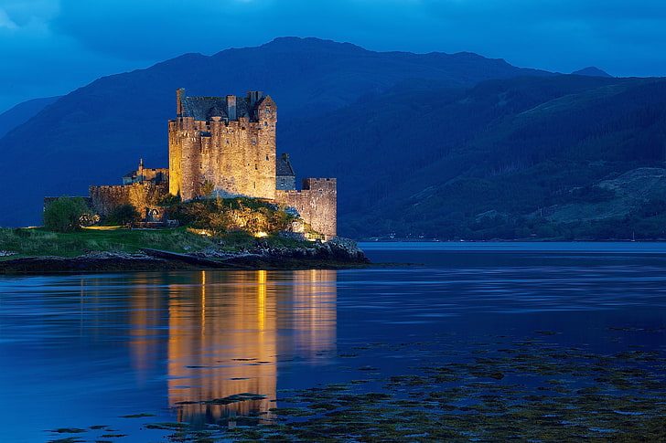 مبنى خرساني رمادي ، ماء ، ضوء ، جبال ، ليل ، قلعة ، تلال ، اسكتلندا ، إضاءة خلفية ، المملكة المتحدة ، المملكة المتحدة ، ساعة زرقاء ، دورني، خلفية HD