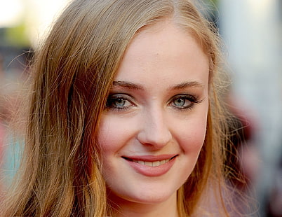 นักแสดงหญิงโซฟีเทอร์เนอร์นักแสดงหญิงตาสีฟ้าใบหน้าแดงยิ้ม, วอลล์เปเปอร์ HD HD wallpaper