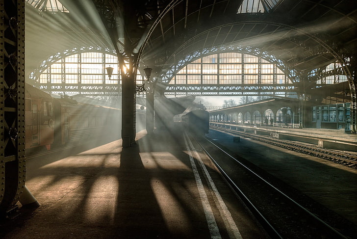 train, railway, train station, sunlight, St. Petersburg, arch, shadow, Russia, lines, silhouette, pillar, sun rays, architecture, HD wallpaper