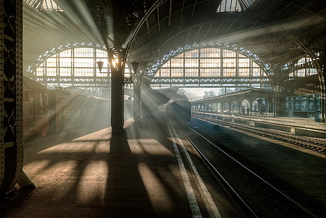 train, chemin de fer, gare, lumière du soleil, Saint-Pétersbourg, arc, ombre, Russie, lignes, silhouette, pilier, rayons de soleil, architecture, Fond d'écran HD HD wallpaper