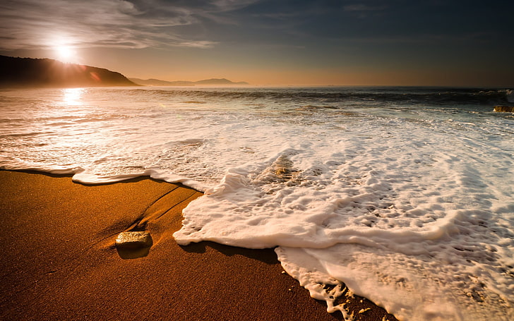 昼間、風景の中にビーチで海の波、 HDデスクトップの壁紙