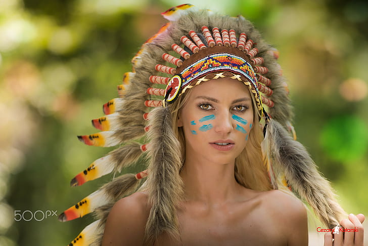 Frauen, Model, 500px, Betrachterin, Blondine, nackte Schultern, Schärfentiefe, Kleidung der amerikanischen Ureinwohner, Kopfschmuck, HD-Hintergrundbild