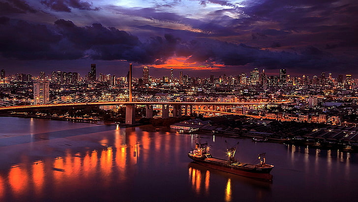 橋、街の明かり、曇り、曇り夜、夜、川、アジア、ラマ8世橋、夕暮れ、都市景観、夜、チャオプラヤ川、大都市、スカイライン、バンコク、タイ、反射、 HDデスクトップの壁紙