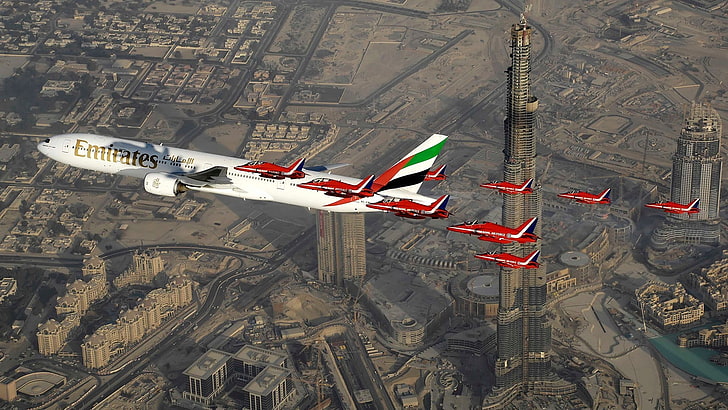 бял, червен и зелен авиокомпания Emirates, самолет, градски пейзаж, Boeing, Дубай, Бурж Халифа, реактивен изтребител, пътнически самолет, Emirates, HD тапет
