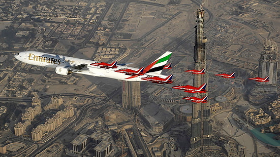 beyaz, kırmızı ve yeşil Emirates havayolu, uçak, Cityscape, Boeing, Dubai, Uluslararası Dubai Kongre ve Sergi Sarayı, jet avcı uçağı, yolcu uçağı, Emirates, HD masaüstü duvar kağıdı HD wallpaper