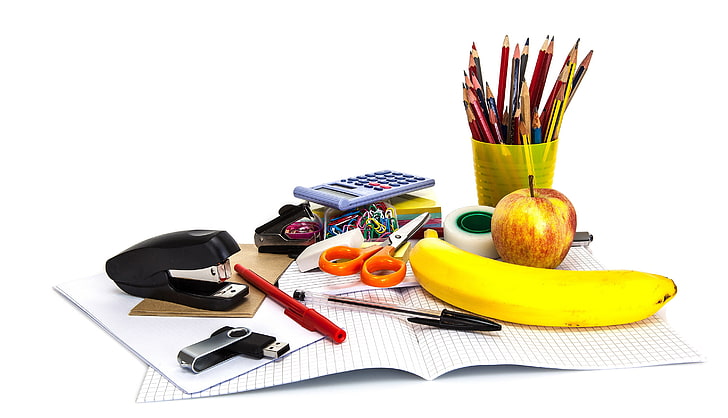 бумага, яблоко, карандаши, белый фон, ручка, фрукты, банан, тетрадь, ножницы, скотч, флешка, клип, офис, ластик, калькулятор, степлер, HD обои